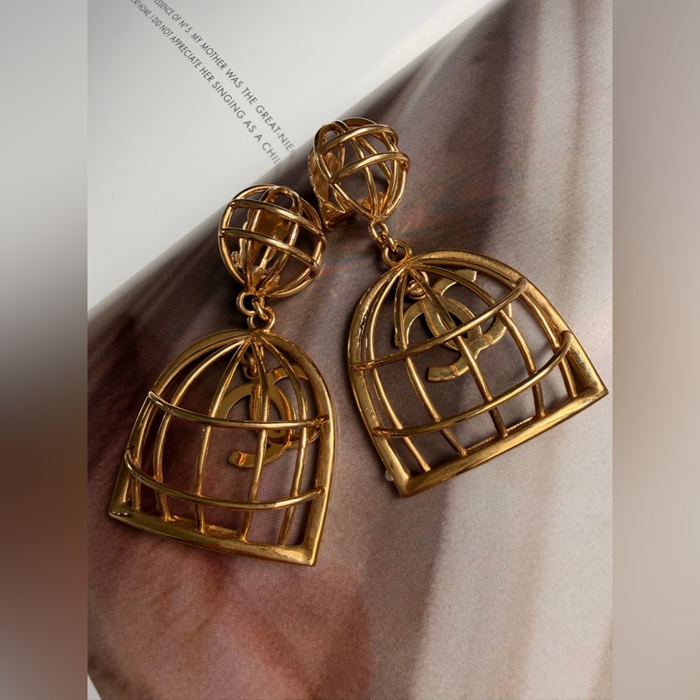 24K gold plated CHANEL vintage caged CC clip on earrings 1993, Rihanna - Picture 5 of 14